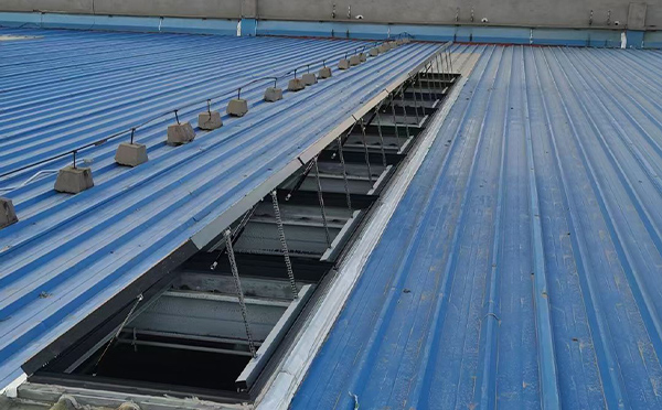 某城市大型商业综合体中庭南郑排烟窗工程